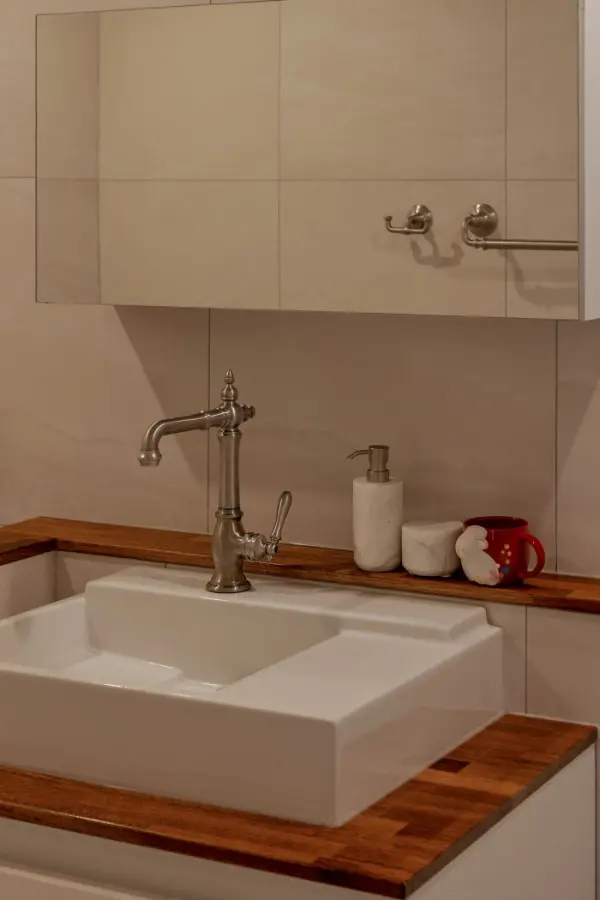 클래식 수전과 원목 카운터 욕실 세면대 디테일